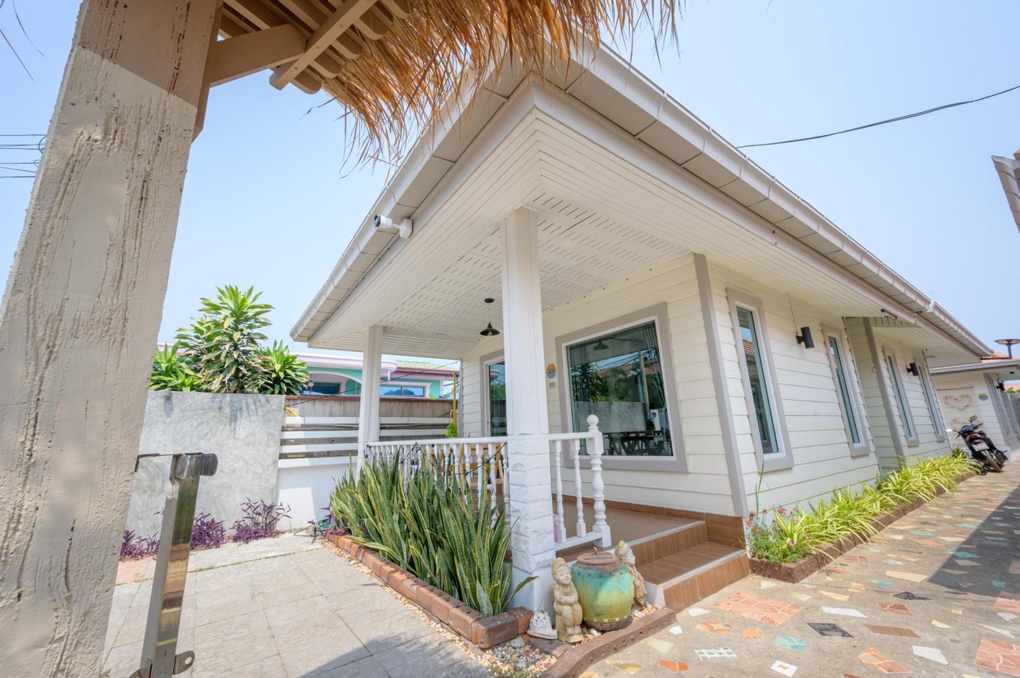 Halo Sea Koh Larn Hotel Pattaya Exterior photo